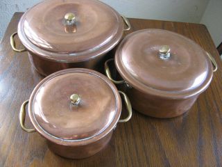 THREE VINTAGE COPPER CASSEROLE POTS AND LID WITH BRASS HANDLES SIGNED 