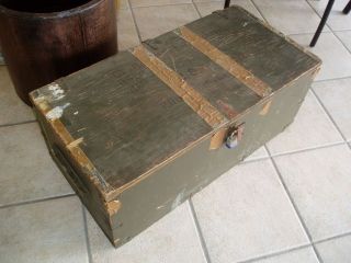 VINTAGE MID 1950s ARMY FOOT LOCKER MILITARY ISSUED TO LT FM STATIONED 