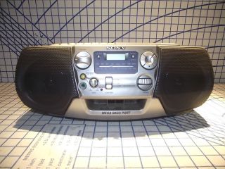   PORTABLE STEREO AM/FM CASSETTE AND CD BOOMBOX #CFD V17 GOOD CONDITION