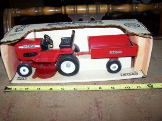 Ertl Snapper Lawn Tractor & Trailer W/Box #4175