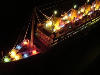 Titanic wooden model cruise ship w/ flashing light 32