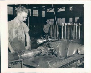 1942 Chicago Tribune Publication Plant Workers Running Machine 