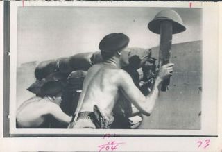 1967 Aden Yemen Maj Roy Smith of Lancashire Regiment Raises Helmet 