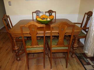Solid Walnut Vintage/Antiqu​e Dining Room Table with 6 Chairs
