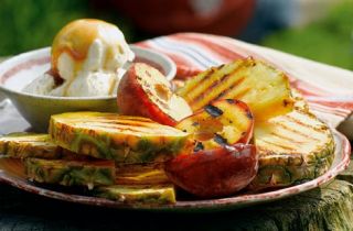 Barbecue peaches and pineapple