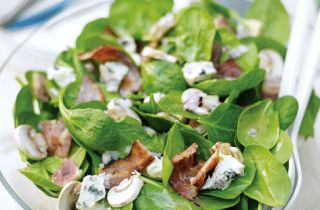 Blue cheese salad with bacon and spinach