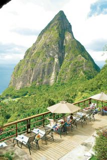 Vista do deque da piscina principal do Ladera Resort, na ilha de Santa 