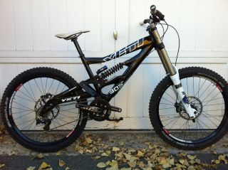Yeti 303 R DH Downhill Mountain Bike NEW Front Triangle