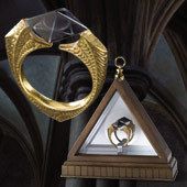 HARRY POTTER OFFICIAL HORCRUX RING PROP REPLICA + DISPLAY XMAS 