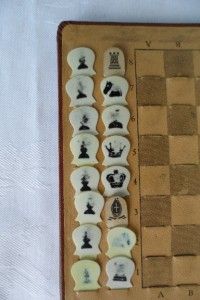ANTIQUE ENGLISH VALLET/POCKET CHESS SET 1910 APPROX VERY NICE
