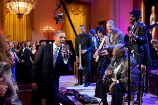 800px Barack_Obama_singing_in_the_East_Room
