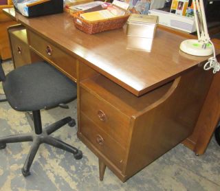 Bassett Furniture Retro Desk  Great size for Den or Office  Excellent 