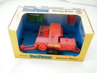 ERTL Big Farm Square Baler   Bales included Diecast Scale 132 NEW