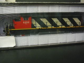 HO SD40 2W LOCOMOTIVE W/SOUND CN SERGEANT STRIPES   INTERMOUNTAIN 