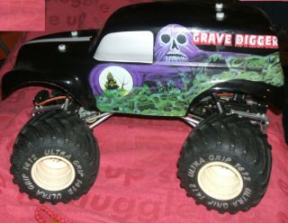 Clodbuster axles, Clodzilla 4 chassis, 1/8 Gravedigger body, Futaba 