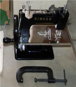 Vintage Singer Sewhandy Model 20 Toy Miniature Sewing Machine NRMT in 