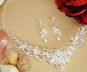   Pearl and Crystal Bridal Wedding Necklace Jewelry Set