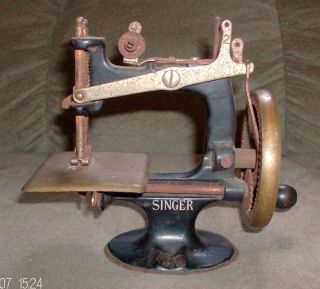ANTIQUE SINGER SALESMAN SAMPLE SEWING MACHINE CHILD TOY CAST IRON REAL
