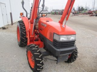 Kubota L3400 4x4 Compact Tractor with LA463 Loader Attachment 564