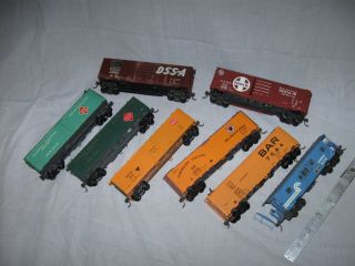 HO READY TO RUN PLASTIC FREIGHT CARS WITH KADEE COUPLERS 5 reefers 2