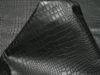crocodiles_black_closeup