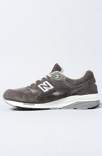 New Balance The Classic 1600 Sneaker in Grey