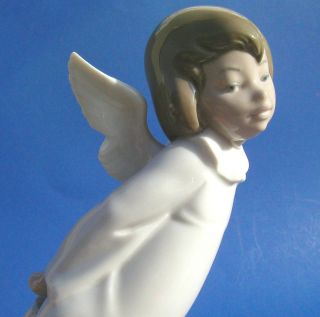 Lladro Angel Figurine  Curious Angel  4960 Retired in Mint Condition