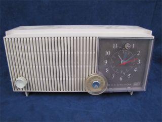 Vintage RCA Victor Alarm Clock Tube Table Radio
