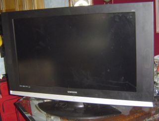 Samsung 42 inch LCD HD TV Model LN 84041D LN8404 Damaged Screen as Is