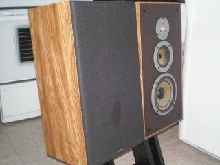 Vintage Infinity large bookshelf speakers model RS 8b, 3 way design