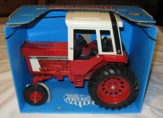Ertl Farm Country 1/16 International 1586 Tractor with Cab & Box dated