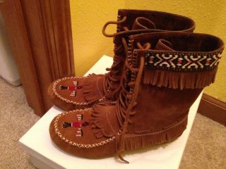 Minnetonka Janice Front Lace Boot (Indian) (Brown) (Beaded) (Fringed)