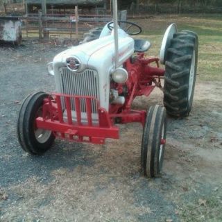 Antique Tractor Ford 850  
