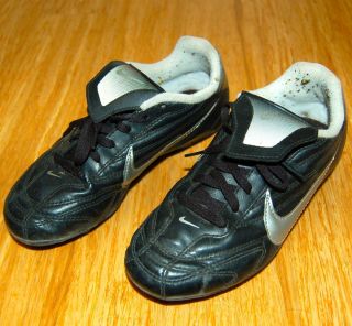 CLeATS KiDS SPoRTS SoCCER NiKE TeAM ATHLeTiC ShOES SiZE 2 YoUTH 1 5 UK