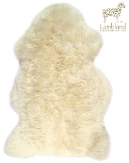  SHEEPSKIN RUG IN NATURAL COLOUR APPROX 95CM X 65CM MACHINE WASHABLE
