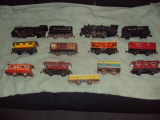 VINTAGE MARX METAL AND PLASTIC RAILROAD ENGINES CARS AND CABOOSES AND