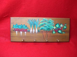 GARDEN VEGETABLE 4 PEG WOODEN RACK HAND PAINTED & SIGNED BY DONNA