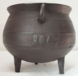 IRON RIBBED KETTLE CAULDRON BEAN SMALL 7 CAMP FIRE FOOTED GYPSY POT