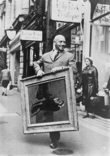 1967 David Mann walks down Bond Street in London carrying a Picasso