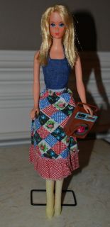 BLONDE BUSY HOLDING HANDS BARBIE IN ORIGINAL OUTFIT & RECORD PLAYER