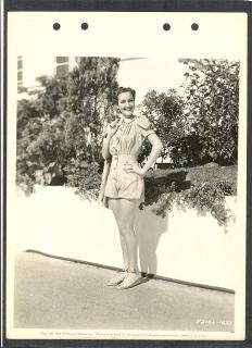 BEAUTIFUL DOROTHY LAMOUR MODELS PLAYSUIT   EXC COND DBLWT KEY BOOK