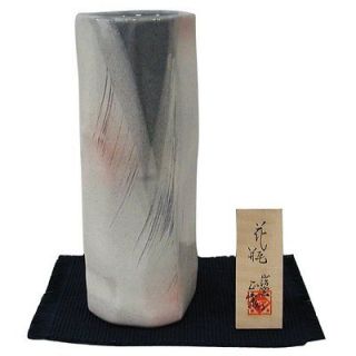 Hakaku kezuri white glaze Japanese vase made by Yamaji Kiln with cloth